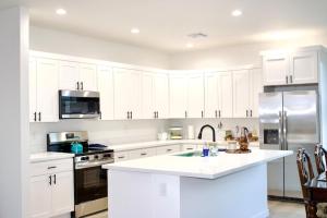 Η κουζίνα ή μικρή κουζίνα στο New Home Sleeps 9, SW Stories, Stars, & S'mores