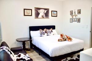 Ένα ή περισσότερα κρεβάτια σε δωμάτιο στο New Home Sleeps 9, SW Stories, Stars, & S'mores