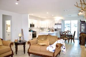 Η κουζίνα ή μικρή κουζίνα στο New Home Sleeps 9, SW Stories, Stars, & S'mores