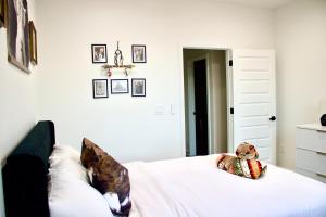 Ένα ή περισσότερα κρεβάτια σε δωμάτιο στο New Home Sleeps 9, SW Stories, Stars, & S'mores +10 φωτογραφίες