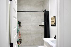 Ένα μπάνιο στο New Home Sleeps 9, SW Stories, Stars, & S'mores