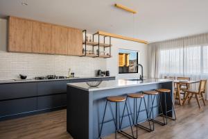 O bucătărie sau chicinetă la Peaks and Pines Wanaka