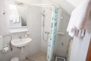 A bathroom at Afroditi Syros