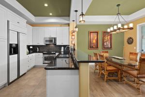 Kuchyň nebo kuchyňský kout v ubytování OUR SWEET SPOT Sweet 2BR Kulalani Home Next to Rec Centerate Beach Club