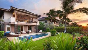 una villa con piscina y una casa en LOTUS PAD Vibrant KaMilo 4BR Home with Heated Pool and Spa, en Waikoloa