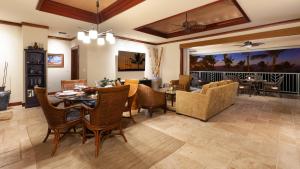 een woonkamer met een tafel, stoelen en een bank bij ❤PiH❤ Ocean Palms Villa Stunning Ocean View Mauna Kea Resort in Hapuna Beach