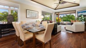 een eetkamer met een tafel en stoelen bij WAHI MALU Comfortable 3BR Single-Level KaMilo Home Near Pool in Waikoloa