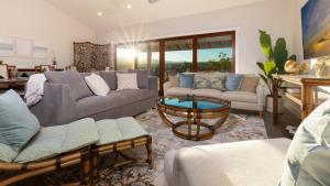 ワイコロアにあるPEACEFUL PARADISE Quiet home with private poolのソファとテーブルのあるリビングルーム