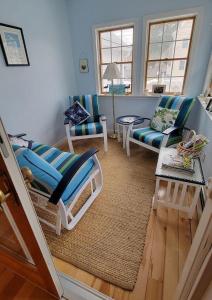 Posezení v ubytování Family Retreat at York Beach