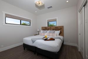 ワイコロアにあるPEACEFUL PARADISE Quiet home with private poolのベッドルーム1室(白いシーツとピンクの枕が備わる大型ベッド1台付) +44枚の写真