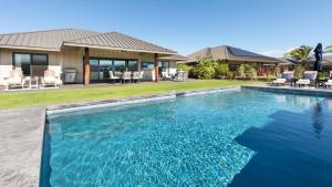 ワイコロアにあるPEACEFUL PARADISE Quiet home with private poolの家の前のプール