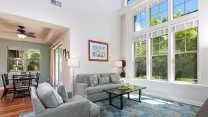 Posezení v ubytování PARADISE FOUND VILLA Paradise Found 2BR at Kulalani with Private Beach Club