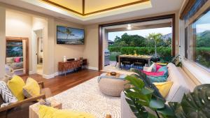 ワイコロアにあるKOHALA HAVEN Heavenly 3BR KaMilo Home Closest to Pool Complexのソファとテーブルのあるリビングルーム