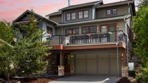 ein großes Haus mit Garage davor in der Unterkunft Main Street Escape by AvantStay Stunning Home right off Main Street w Hot Tub Large Deck in Park City