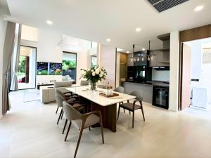 eine Küche und ein Esszimmer mit Tisch und Stühlen in der Unterkunft Mila Luxury 3BR Villa, Private 4x10m Pool in Ban Saiyuan (1)