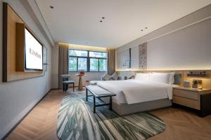 Postel nebo postele na pokoji v ubytování Rosewood Chengdu