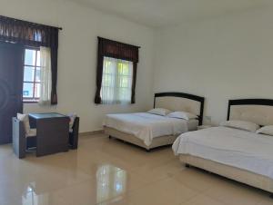 チャングーにあるMerry's House cangguのベッド2台とテーブル1台、窓2つがある寝室 +42枚の写真