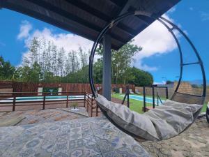 インビトゥバにあるPousada Encantos do Rosaのパティオ(プール付)のハンモック