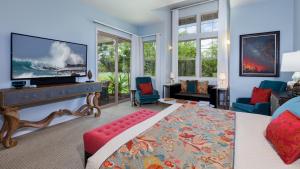 ein Schlafzimmer mit einem großen Bett und einem TV in der Unterkunft STARFISH Amazing 3BR Home with Best Kulalani Outdoor Living Area in Waikoloa