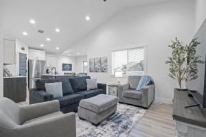 un salon avec un canapé et des chaises et une cuisine dans l'établissement Peaceful Idaho Falls Stay Fire Table Sleeps 8, à Idaho Falls