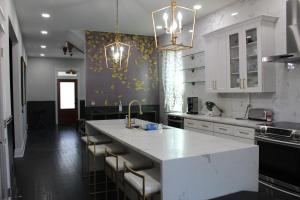 cocina con encimera blanca grande y fregadero en Historic Home Near UF Health & Stadium, en Jacksonville