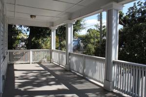 un porche de una casa con barandillas blancas en Historic Home Near UF Health & Stadium, en Jacksonville