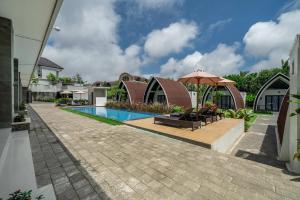 ein Bild einer Villa mit Swimmingpool in der Unterkunft King Suite with Kitchen & Pool in Uluwatu - No3 in Bingin Beach