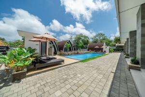 ein Bild von einem Swimmingpool in einer Villa in der Unterkunft King Suite with Kitchen & Pool in Uluwatu - No3 in Bingin Beach