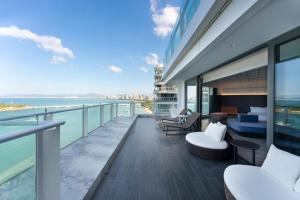 Un balcón del apartamento con vista al mar. en Vignette Collection Tiancheng Belmont Hotel Sanya by IHG, en Sanya