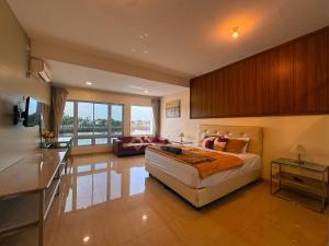 Pulau Sembakau KecilにあるBBQ,Canoe,KTV, Port Pickup Includedのベッドとリビングルームのある寝室 +156枚の写真