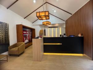 una hall con reception e sedia di Nozawa Hostel and Onsen - Men Only a Chiang Mai