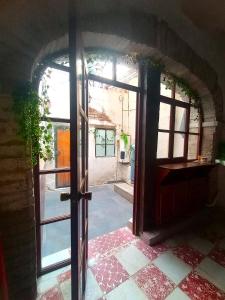 an entrance to a building with an open door at Casa Posada Rústica - A 1 minuto del Jardín Unión in Guanajuato