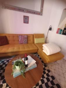 a living room with a couch and a table at Casa Posada Rústica - A 1 minuto del Jardín Unión in Guanajuato