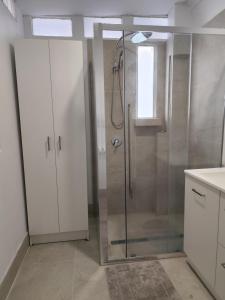 パースにあるKaivalya Niketanの浴室のガラス扉付きシャワー