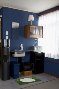 baño con lavabo y pared azul en Machicado, en Tamano