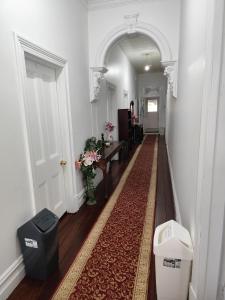 パースにあるKaivalya Niketanの廊下