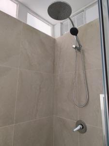 パースにあるKaivalya Niketanの浴室のシャワーヘッド付きシャワー +15枚の写真