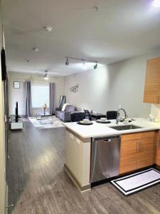 Η κουζίνα ή μικρή κουζίνα στο Gorgeous Uptown Apartment with Pool +51 φωτογραφίες