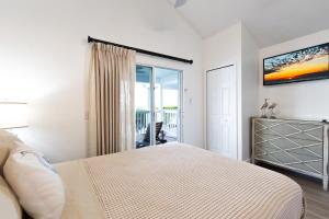 Ένα ή περισσότερα κρεβάτια σε δωμάτιο στο Villa del Sol - 2-3 Villa - OS Slip Ramp Pkg