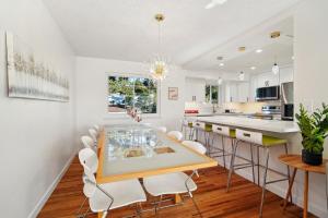 Kuchyň nebo kuchyňský kout v ubytování Luxury Retreat near beaches, 12 miles to Seattle