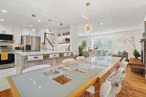 Kuchyň nebo kuchyňský kout v ubytování Luxury Retreat near beaches, 12 miles to Seattle + 54 fotografií