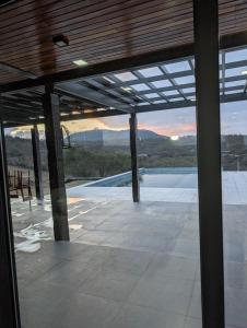 Villa San NicolásにあるRelax en San Nicolásのスイミングプールを望むパビリオン