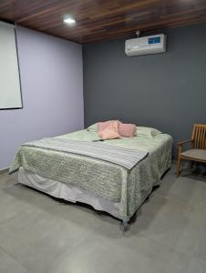 Villa San NicolásにあるRelax en San Nicolásのベッドルーム1室(ベッド1台付)、椅子が備わるベッドルーム1室が備わります。 +3枚の写真