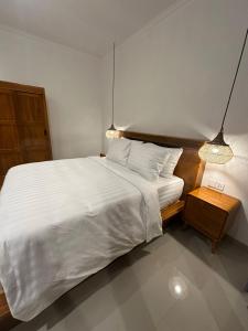 En eller flere senge i et værelse på yudis homestay