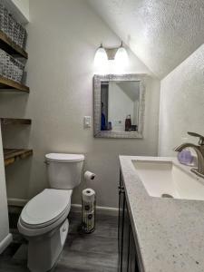 Ένα μπάνιο στο Extra Spacious Sunny Room