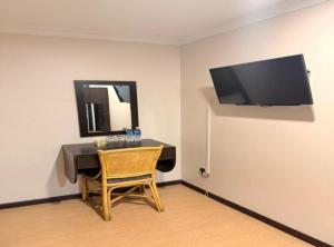 ニライにあるSwing & Pillows - Dataran Nilaiのデスク(鏡付)、椅子が備わります。