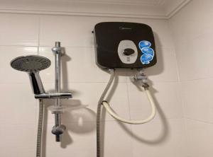 ニライにあるSwing & Pillows - Dataran Nilaiのバスルームの壁に石鹸ディスペンサー +12枚の写真