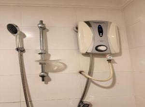 ニライにあるSwing & Pillows - Dataran Nilaiのシャワー付きのバスルームのシャワー