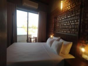 a bedroom with a large bed with a window at The windsor Retreat in Moratuwa