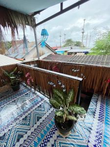 Ko Lanta YaiHappy Beach Hostel KOH LANTA的铺着瓷砖地板的露台上摆放着植物 更多16张照片